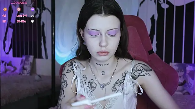 prettybones online show from February 25, 10:15 am