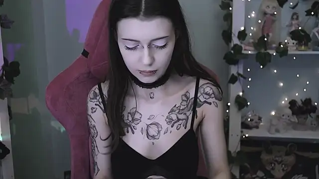 Snapshot of prettybones chatting on June 10, 9:14 pm prettybones online show from June 10, 9:14 pm