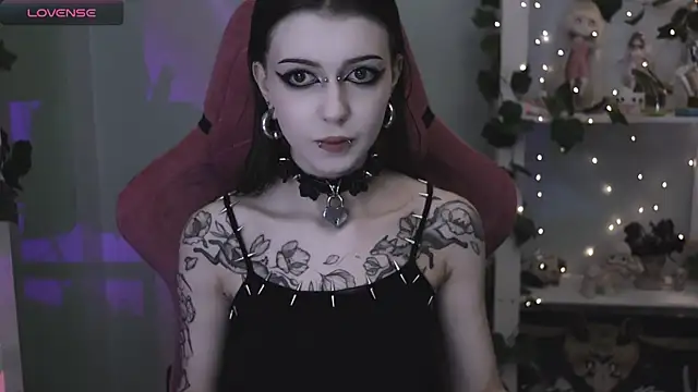 Snapshot of prettybones chatting on June 19, 9:40 pm prettybones online show from June 19, 9:40 pm
