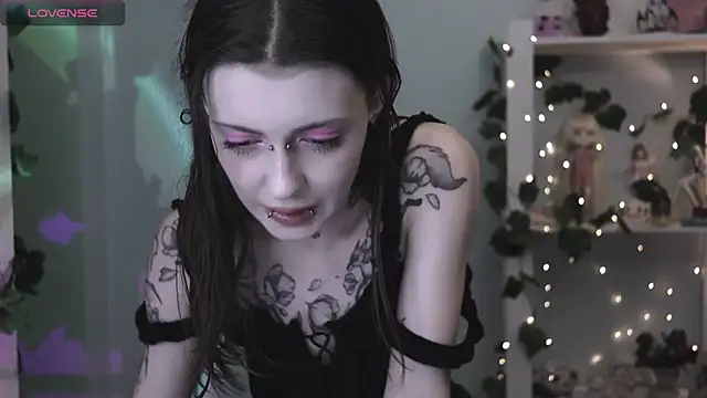 Snapshot of prettybones chatting on June 24, 10:09 pm prettybones online show from June 24, 10:09 pm