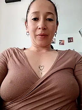 Snapshot of emilypoppy3 chatting on April 18, 8:09 pm emilypoppy3 online show from April 18, 8:09 pm