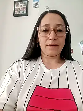 Snapshot of emilypoppy3 chatting on April 20, 9:27 pm emilypoppy3 online show from April 20, 9:27 pm