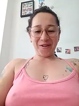 Snapshot of emilypoppy3 chatting on May 1, 3:38 pm emilypoppy3 online show from May 1, 3:38 pm