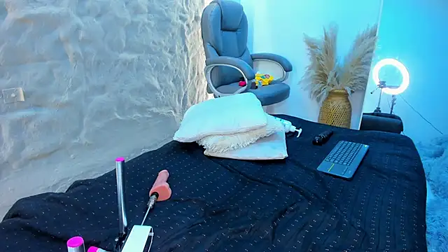 Isa  Blanc online show from February 13, 9:20 am