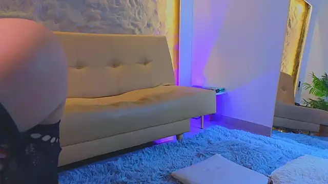 Isa  Blanc online show from October 20, 2:34 am