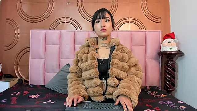 Snapshot of emmily_keller19 chatting on January 9, 1:24 pm emmily keller19 online show from January 9, 1:24 pm