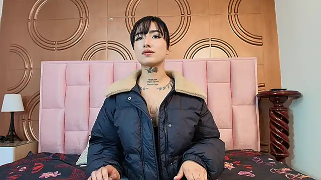 Snapshot of emmily_keller19 chatting on September 19, 1:23 pm emmily keller19 online show from September 19, 1:23 pm