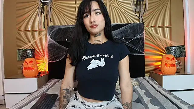 Snapshot of emmily_keller19 chatting on October 8, 1:20 pm emmily keller19 online show from October 8, 1:20 pm