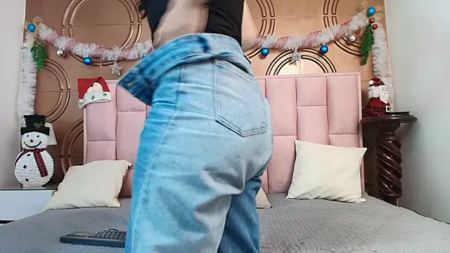 Snapshot of emmily_keller19 chatting on December 19, 1:29 pm emmily keller19 online show from December 19, 1:29 pm