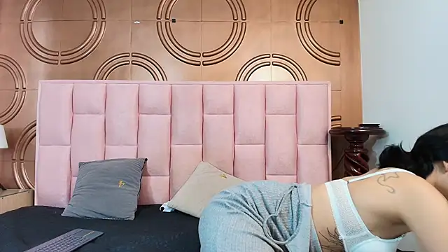 Snapshot of emmily_keller19 chatting on January 8, 1:35 pm emmily keller19 online show from January 8, 1:35 pm