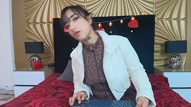 Snapshot of emmily_keller19 chatting on February 5, 1:16 pm emmily keller19 online show from February 5, 1:16 pm