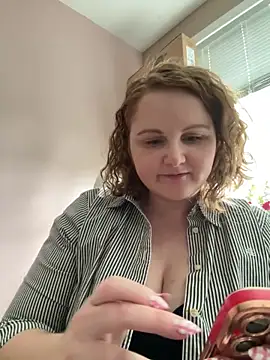 Snapshot of GingerSnap33 chatting on June 16, 12:02 am GingerSnap33 online show from June 16, 12:02 am