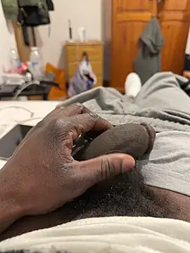 Snapshot of bigblackdick8inc chatting on December 15, 3:22 am bigblackdick8inc online show from December 15, 3:22 am