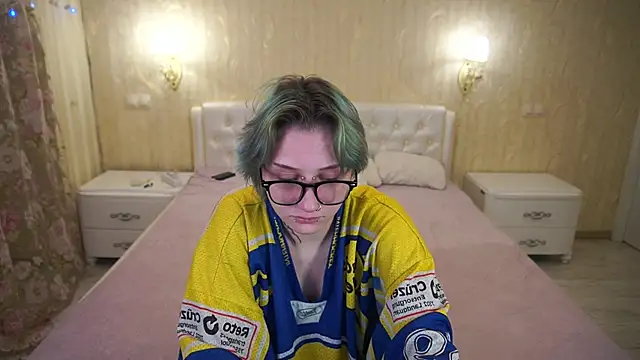 Snapshot of LunaaMayy chatting on February 4, 11:49 am LunaaMayy online show from February 4, 11:49 am