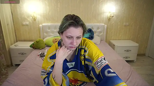 Snapshot of LunaaMayy chatting on February 17, 12:18 am LunaaMayy online show from February 17, 12:18 am