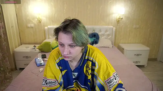 Snapshot of LunaaMayy chatting on February 19, 12:17 am LunaaMayy online show from February 19, 12:17 am