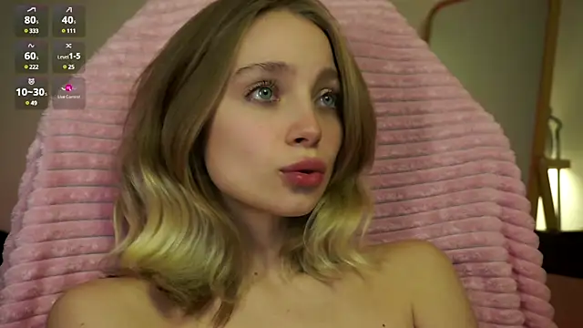 Snapshot of _LISA_BABYMETAL_ chatting on December 13, 7:21 pm LISA BABYMETAL online show from December 13, 7:21 pm