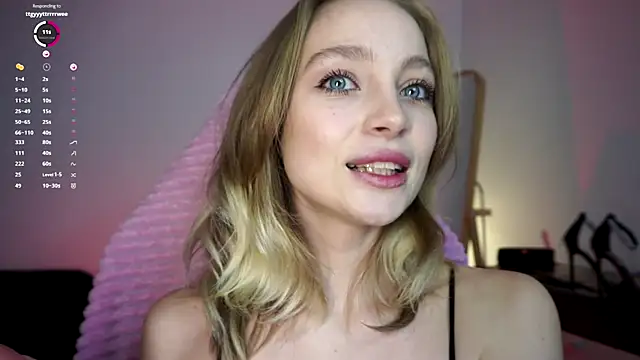 Snapshot of _LISA_BABYMETAL_ chatting on December 15, 11:45 am LISA BABYMETAL online show from December 15, 11:45 am