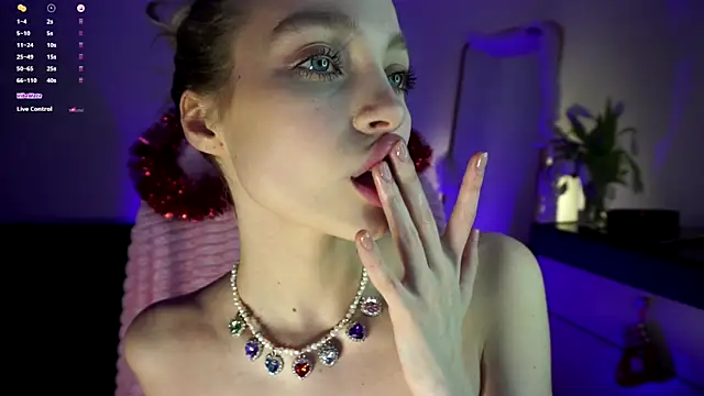 Snapshot of _LISA_BABYMETAL_ chatting on December 26, 8:00 pm LISA BABYMETAL online show from December 26, 8:00 pm