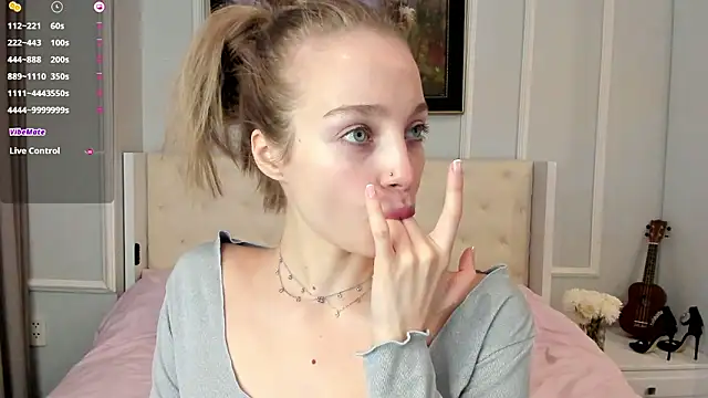 Snapshot of _LISA_BABYMETAL_ chatting on February 3, 5:16 am LISA BABYMETAL online show from February 3, 5:16 am