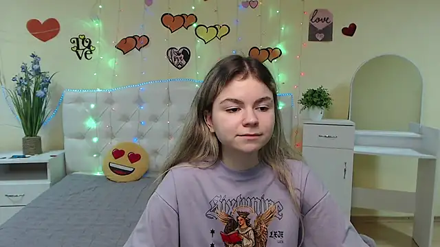 TinaRedly online show from March 11, 2:07 pm