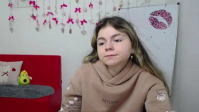 TinaRedly online show from April 8, 6:08 pm