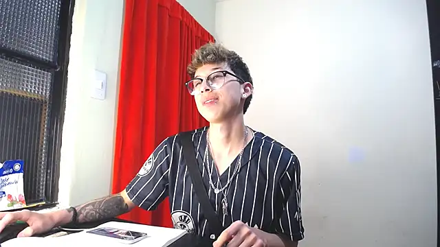 Snapshot of _Thomas_hot_ chatting on February 4, 6:17 pm Thomas hot online show from February 4, 6:17 pm