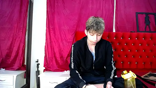 Snapshot of _Thomas_hot_ chatting on March 4, 7:08 am Thomas hot online show from March 4, 7:08 am