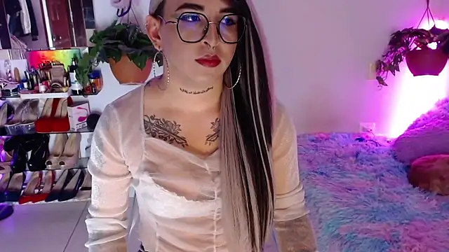 Snapshot of Laveneno_ortiz07 chatting on February 23, 12:19 am Laveneno ortiz07 online show from February 23, 12:19 am