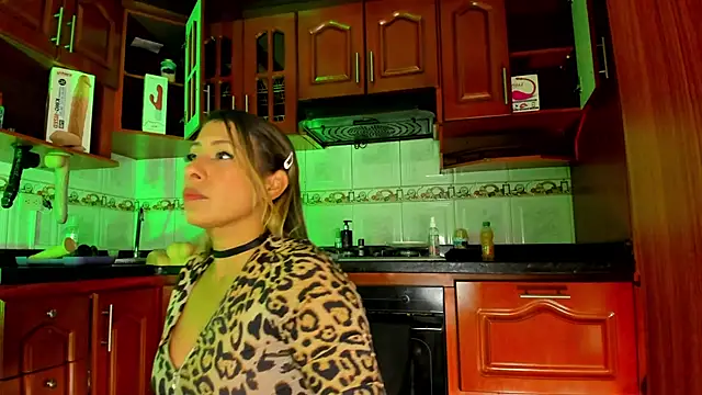 LaureenHills online show from February 8, 2:58 am