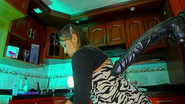 LaureenHills online show from March 5, 9:16 am