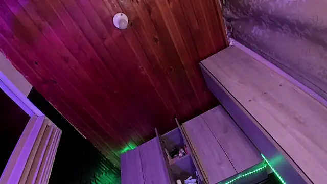 LaureenHills online show from April 9, 2:11 am