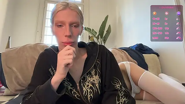 Snapshot of AliceSnowCatt chatting on June 23, 1:20 pm AliceSnowCatt online show from June 23, 1:20 pm