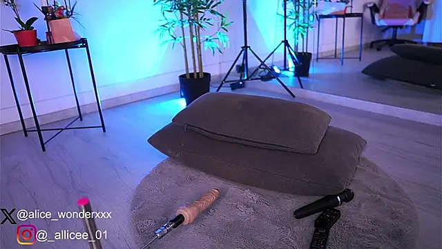 VanessaSimon online show from March 8, 10:11 am