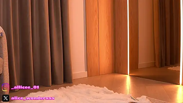 Snapshot of VanessaSimon chatting on March 4, 6:30 am VanessaSimon online show from March 4, 6:30 am