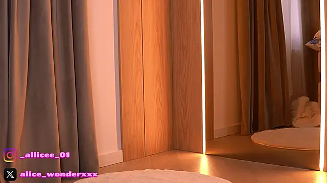 VanessaSimon online show from March 29, 6:13 am