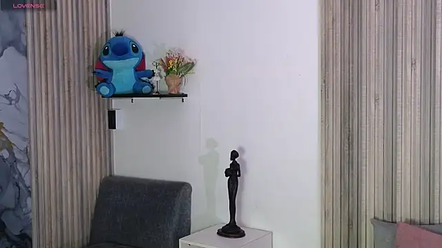 LissaWiild online show from November 8, 1:33 pm