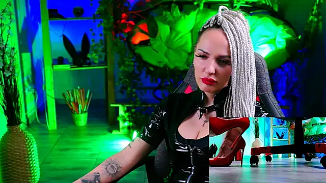 MonicaMaxwel online show from March 17, 2:45 pm