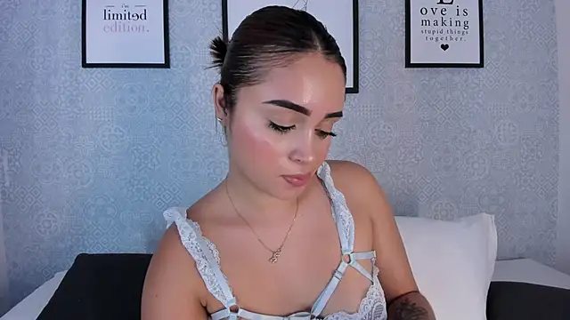 Snapshot of sophia_98 chatting on February 17, 8:04 pm sophia 98 online show from February 17, 8:04 pm