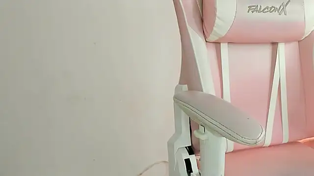 YenniferCurly online show from January 4, 12:38 pm