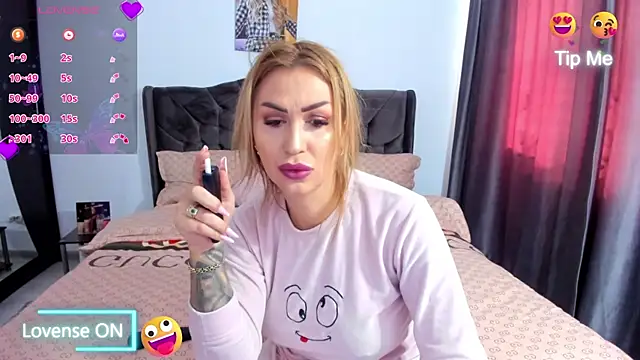 GlossyDiamondX online show from February 22, 8:35 am