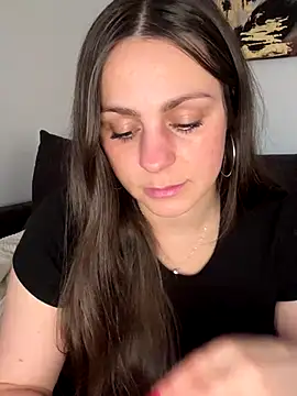 Snapshot of Loella-Rose chatting on December 16, 9:47 am Loella-Rose online show from December 16, 9:47 am