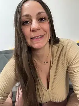 Snapshot of Loella-Rose chatting on February 21, 12:22 am Loella-Rose online show from February 21, 12:22 am