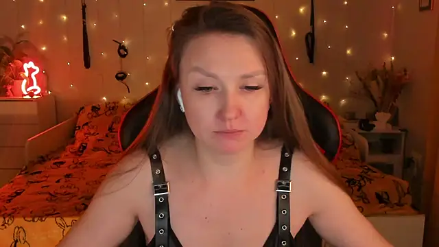 desperatehousewife   online show from October 18, 7:36 pm