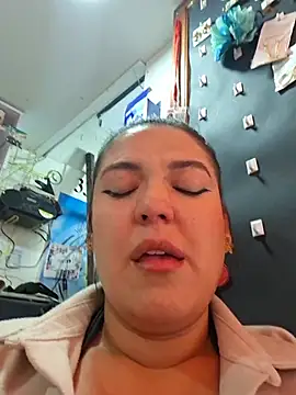 Snapshot of Sophie-hatter chatting on July 24, 5:33 pm Sophie-hatter online show from July 24, 5:33 pm