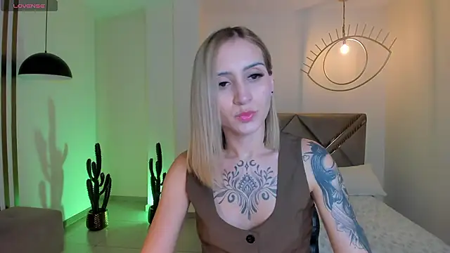 Snapshot of MollySundersX chatting on February 3, 4:54 am MollySundersX online show from February 3, 4:54 am