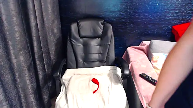 Snapshot of LadyAverrySquirt11 chatting on January 17, 8:24 am LadyAverrySquirt11 online show from January 17, 8:24 am
