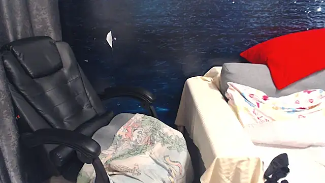 Snapshot of LadyAverrySquirt11 chatting on February 13, 3:56 pm LadyAverrySquirt11 online show from February 13, 3:56 pm