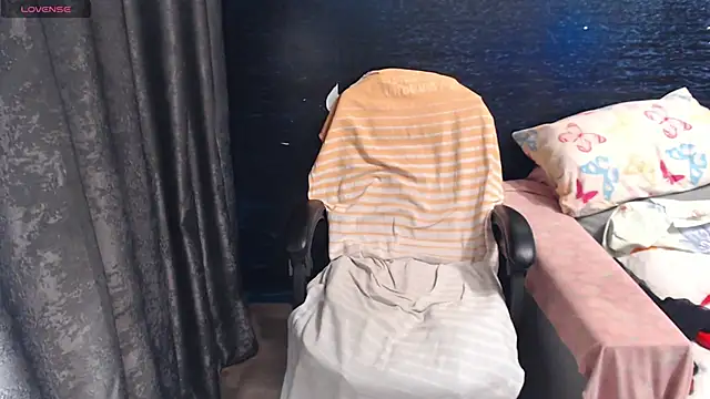 LadyAverrySquirt11 online show from October 31, 6:03 am