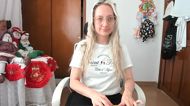 Snapshot of Adele_johnsonn1 chatting on December 3, 3:54 pm Adele johnsonn1 online show from December 3, 3:54 pm